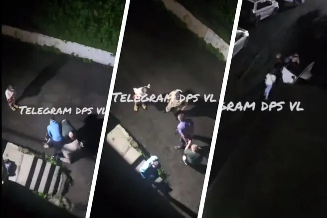 Очевидцы записали видео, на котором трое людей в гражданском связывают мужчину и увозят его на белом автомобиле. Полиция начала проверку, заявлений о похищении пока не поступало.