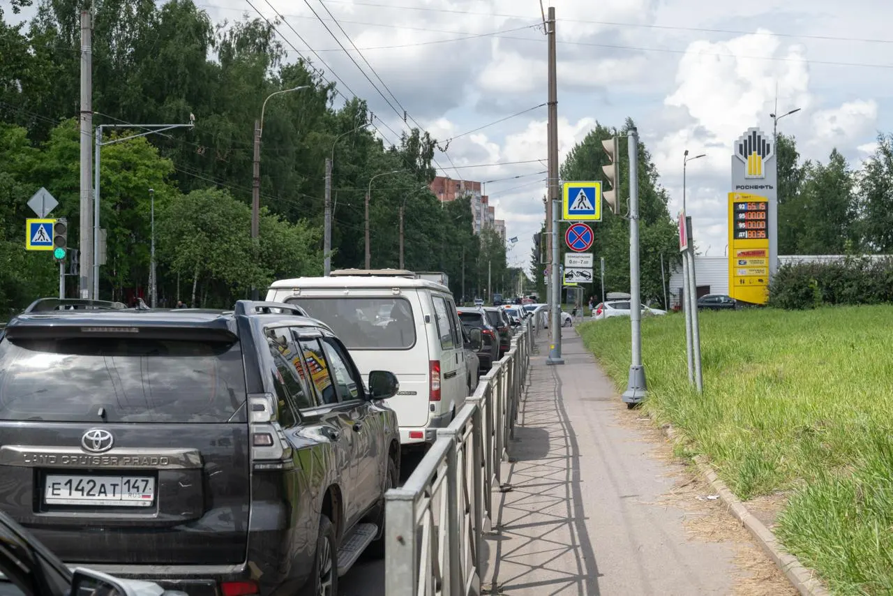 Проверка нескольких петербургских АЗС показала, что в городе пока продают бензин стандарта Евро‑5. Снижение стандарта до Евро‑3 было разрешено в июле на фоне ограничений поставок после атак на нефтеперерабатывающие заводы.