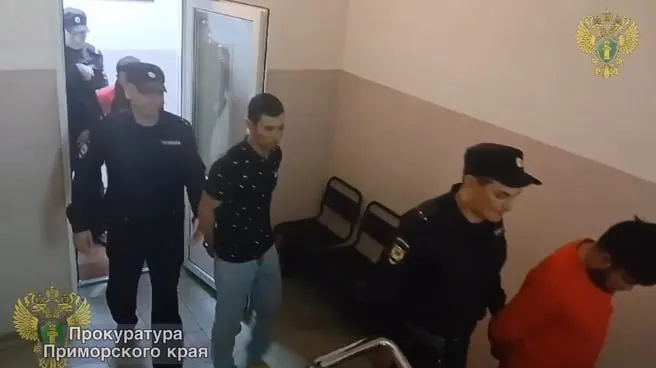 Приморский краевой суд увеличил наказание до 8 лет 6 месяцев каждому из троих осужденных за групповое изнасилование 21‑летней женщины на пляже бухты Лазурной; дело в отношении четвертого обвиняемого прекращено в связи со смертью.