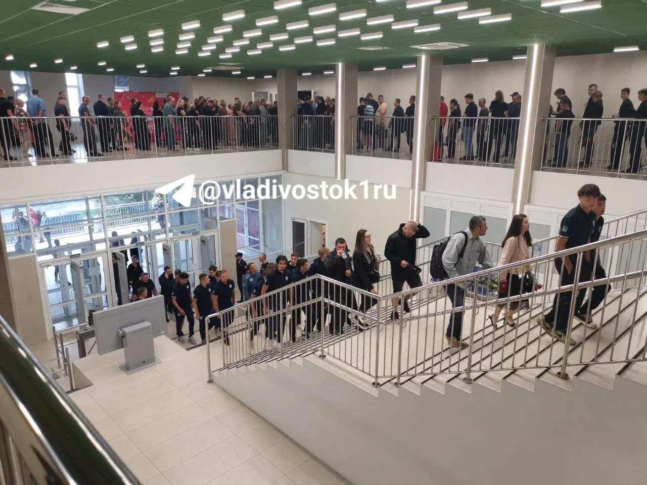 Тысячи людей пришли проводить в последний путь руководителя Приморского «Динамо» и известного баскетбольного тренера, погибшего 28 июля.