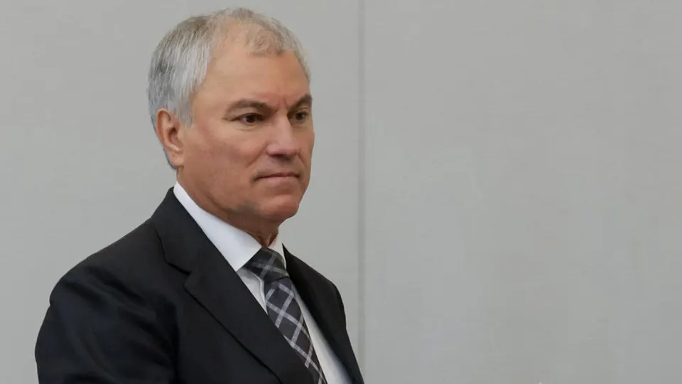 На фоне дефицита топлива в стране спикер Госдумы предложил приоритетно развивать городской электротранспорт, а глава профильного комитета призвал автомобилистов «потерпеть» из‑за очередей на АЗС; аналитики связывают перебои с ударами по топливной инфраструктуре и падением производства бензина.
