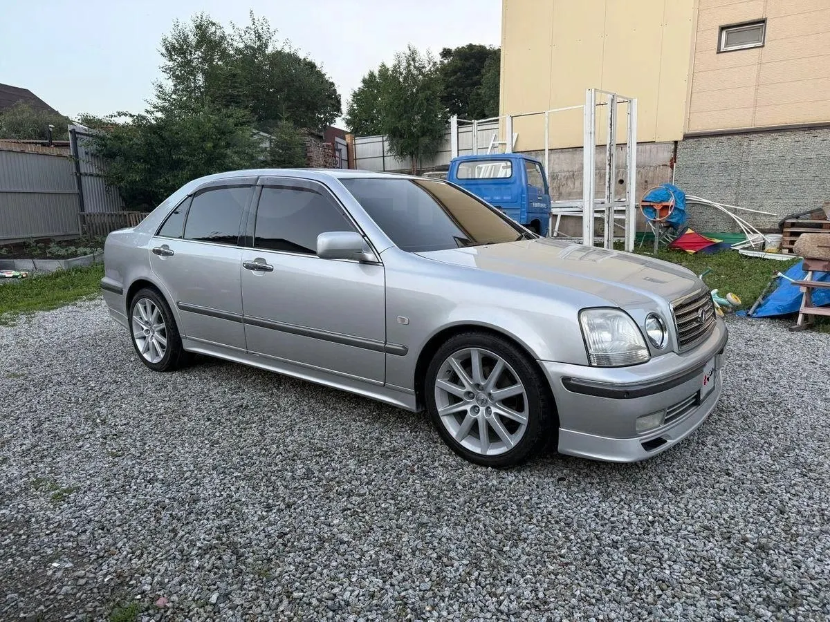 Во Владивостоке выставлен на продажу редкий представительский седан Toyota Progres 1998 года с пробегом 342 000 км и ценой 950 000 ₽.