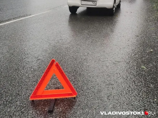 На съезде с трассы Седанка — Патрокл на улице Маковского легковые машины часто оказываются в слепой зоне грузовиков при правом повороте. Эксперты объясняют типичную ошибку водителей и дают простое правило безопасности.