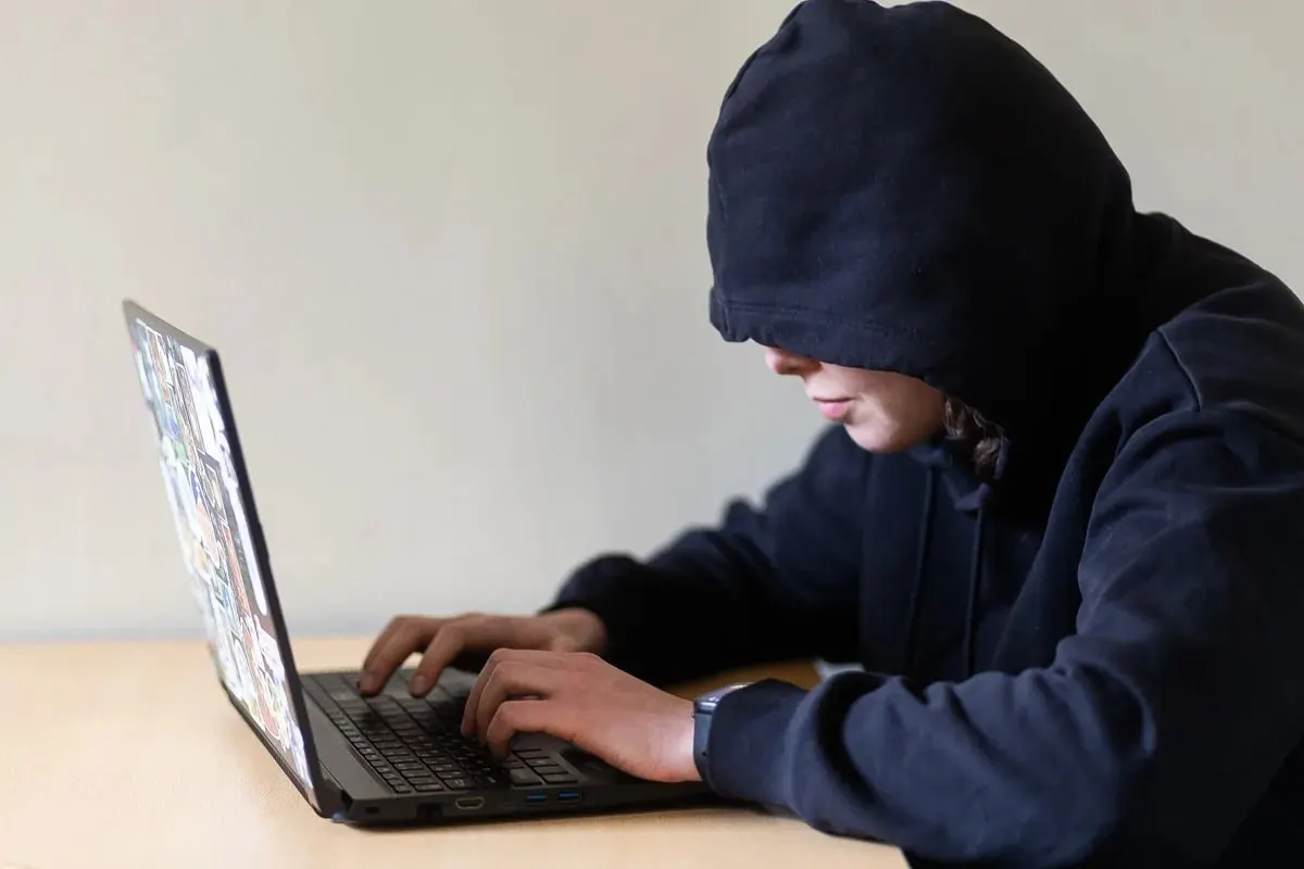 Законопроект описывает, какие действия считать навязчивым преследованием, и предлагает через суд запрещать приближение, связь и посещение мест жертвы. Документ направлен на оценку в правительство; при принятии он начнёт действовать с 1 января 2027 года.