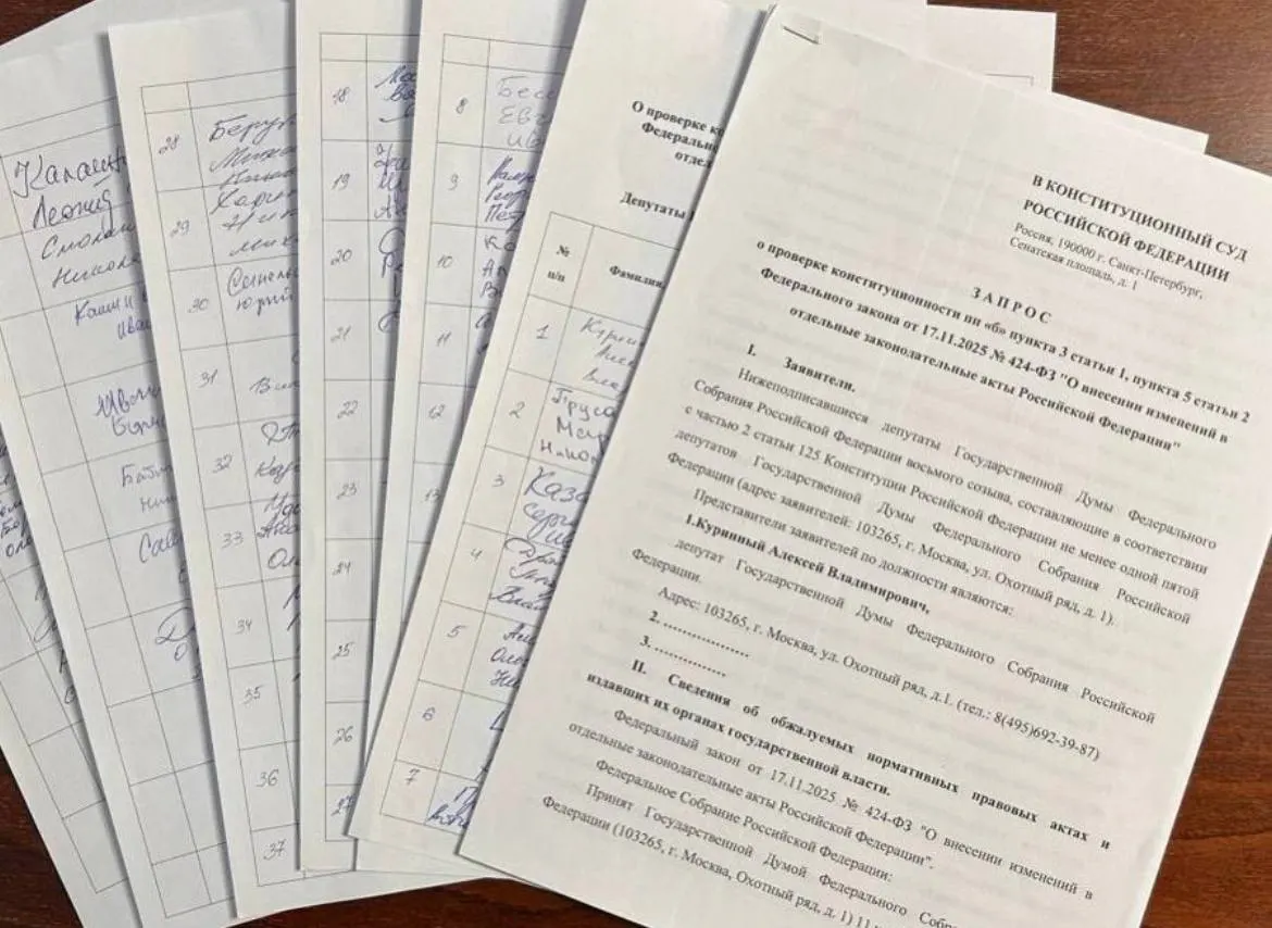 Депутат от Ульяновской области Алексей Куринный заручился 73 подписями коллег для запроса в КС РФ о проверке закона об обязательной отработке для студентов-медиков; до необходимых 90 подписей не хватает.