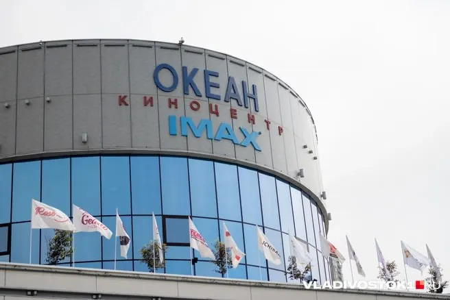 Во время ожидания в фойе кинотеатра женщина заметила взрослого, который настойчиво пытался заговорить с двумя несовершеннолетними. Она вмешалась, позвала охрану — мужчина ушёл.