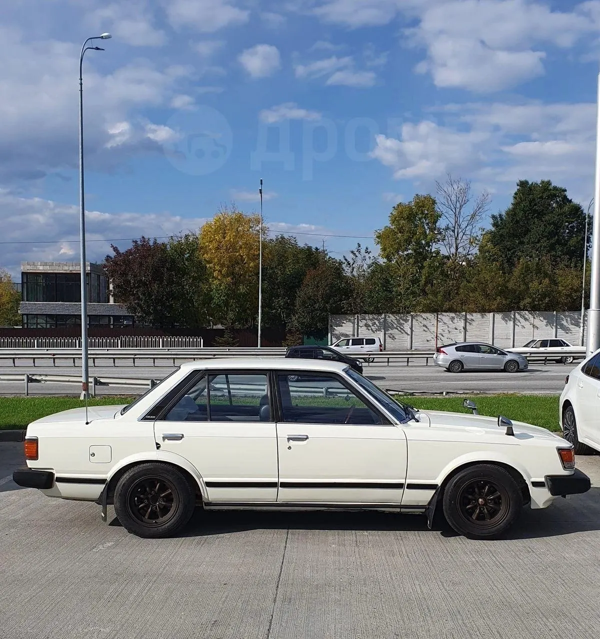Экземпляр с пробегом 77 000 км выставлен за 820 000 рублей. Модель Celica Camry стала предшественницей современной Camry.