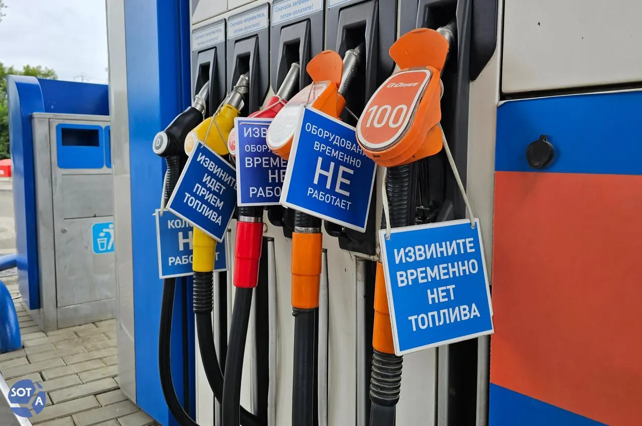 Подписан закон, который приравнивает смешивание прямогонного бензина с добавками к полноценному производству топлива. Введены налоговые вычеты и механизм демпферных выплат; правительство получит право определять виды топлива, допущенные на внутренний рынок. Поправки вступили в силу 4 июля и распространяются с 1 июня 2026 года.