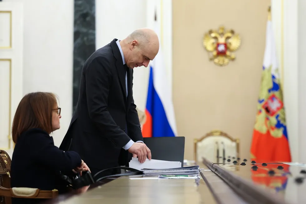 Госдума упростила Минфину процедуру увеличения расходов и заимствований. Это временно закроет кассовые разрывы, но подорвет предсказуемость фискальной политики, повысит стоимость денег и усилит давление на бизнес и население.