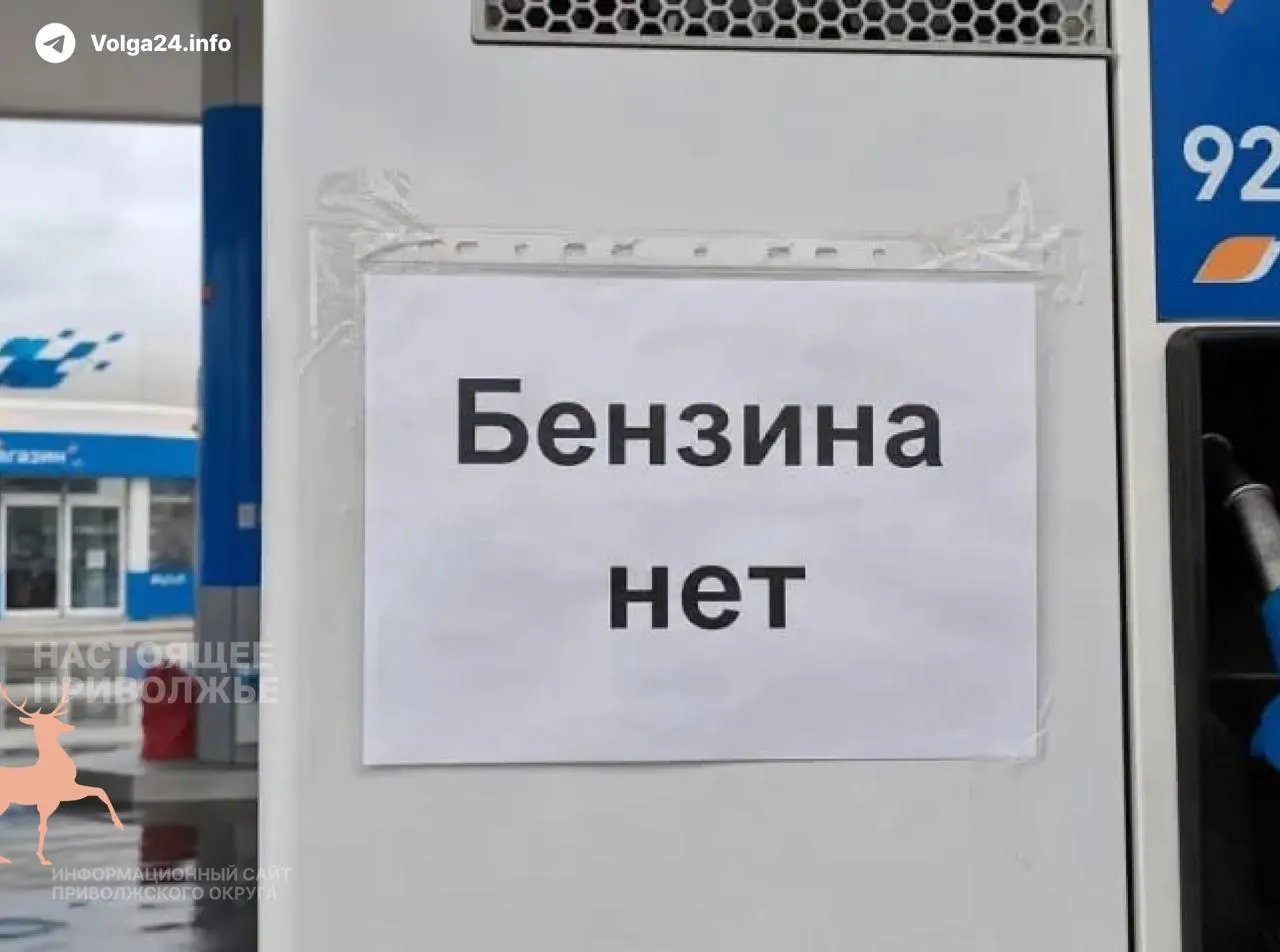 Рост цен на дизель и дефицит комплектующих из‑за санкций привели к подорожанию проезда и сокращению рейсов в нескольких десятках регионов; перевозчики также испытывают нехватку водителей.