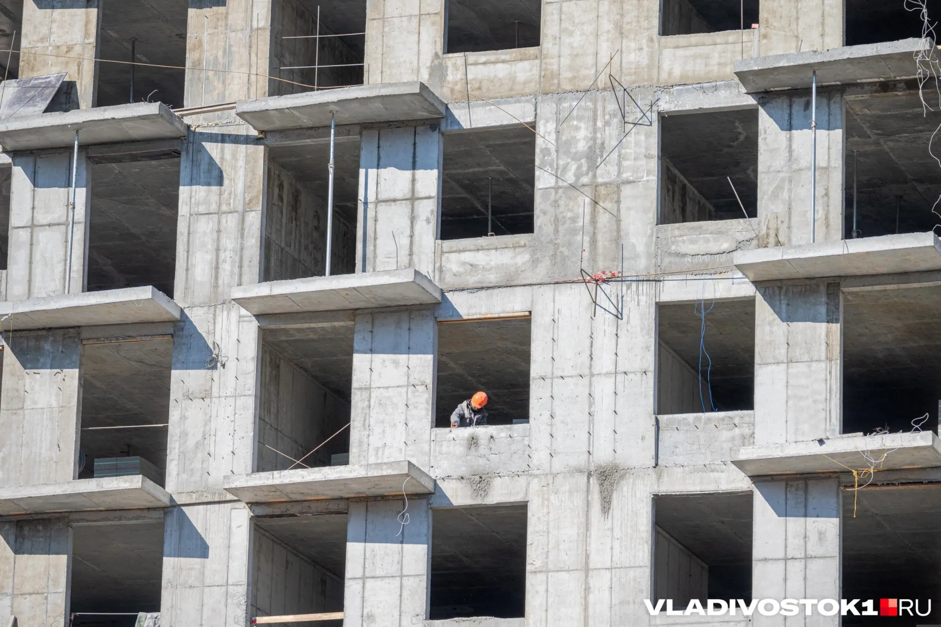 На улице Тюменской стартовало расселение: до 2030 года планируют обеспечить жильём 226 человек, пока квартиры получили 10 жителей. В составе комплексного развития — новое жильё, образовательный комплекс на 430 мест, виадук, замена теплосетей и благоустройство. Площадь КРТ — 79,2 тыс. кв. м.
