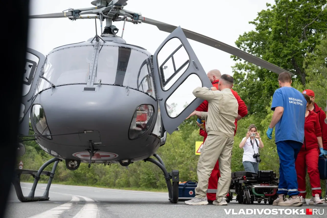 В Тернейском округе продолжаются авиа- и наземные поиски вертолёта Robinson R44. На место прибыли Ми‑8 МЧС с кинологами и волонтёрами «ЛизаАлерт», в операции задействовано 51 человек.