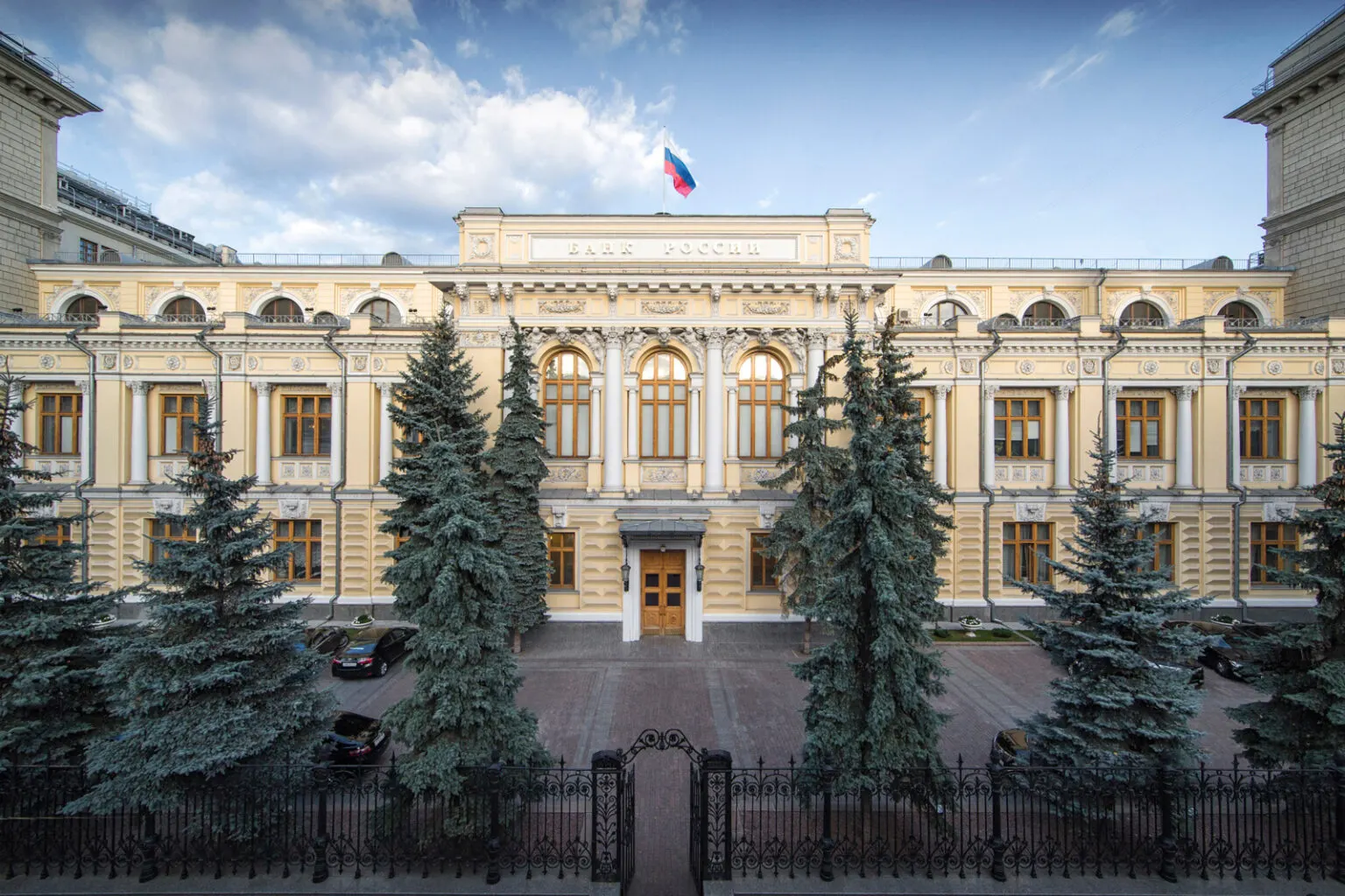 Центробанк снизил оценку роста экономики на 2026 год до 0–1% и поднял прогноз инфляции до 6–7%. Регулятор объясняет пересмотр ухудшением внешних условий, проблемами с предложением и давлением на бюджет.