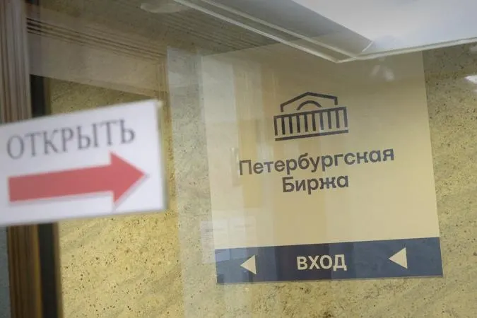 Биржа запретит покупки топлива с целью перепродажи: бензин можно будет приобретать только для собственных нужд или для заранее указанного конечного покупателя, посредники смогут действовать только от имени конкретного покупателя.