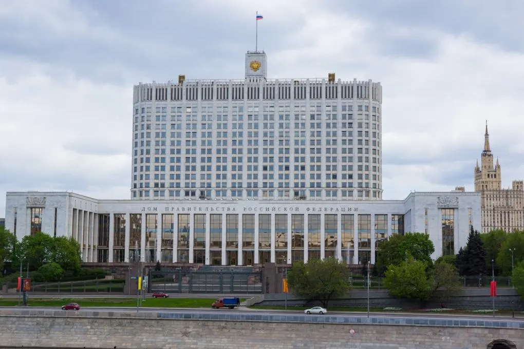 Законопроект расширяет перечень преступлений, при наличии судимости или обвинения по которым Минобороны сможет заключать контракты в период мобилизации, военного положения или войны.