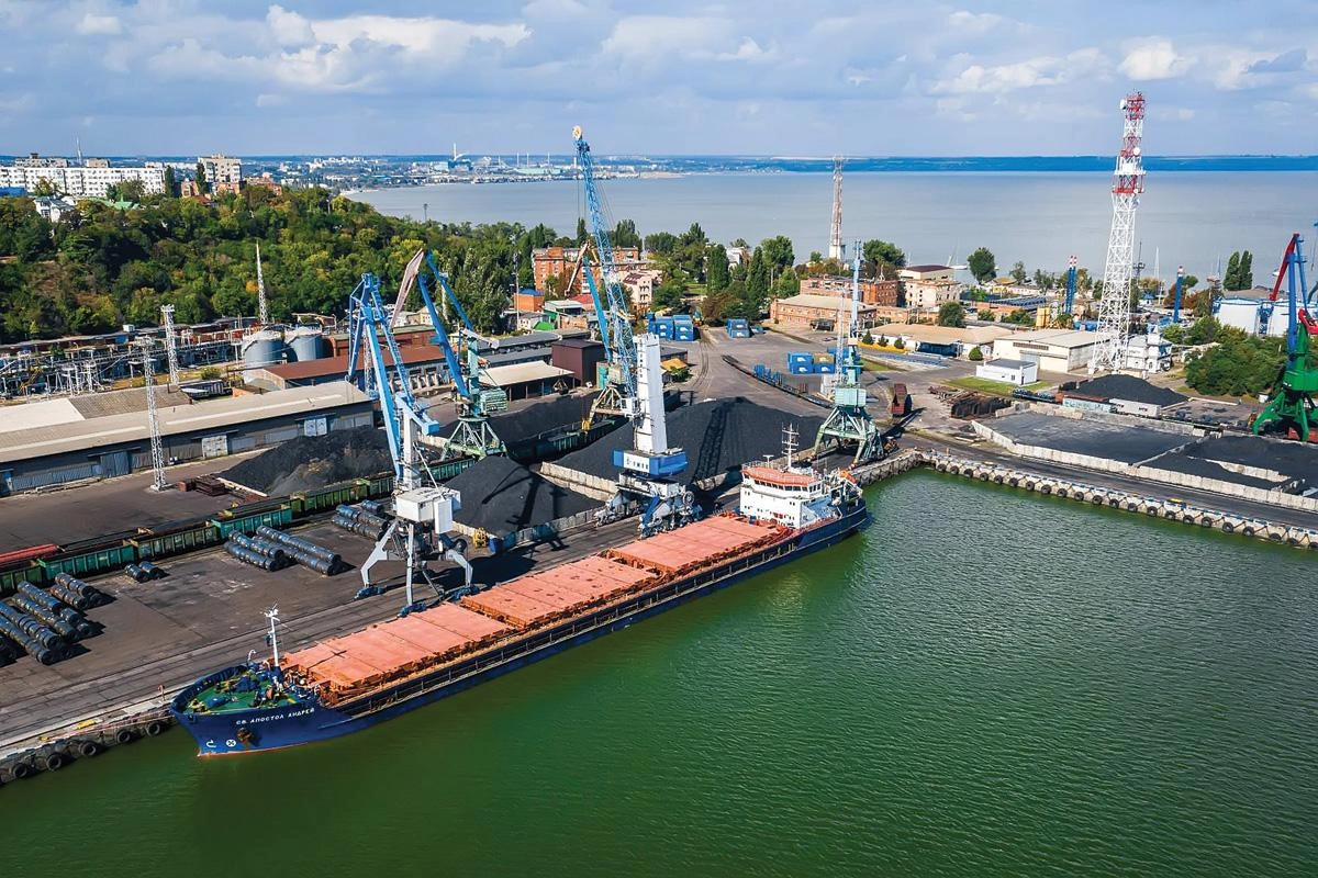 Минсельхоз предложил покрыть до 90% затрат на железнодорожную перевозку зерна из Ростовской области в порты Чёрного и Балтийского морей после остановки отгрузок в портах Азовского моря из‑за угрозы атак беспилотников.