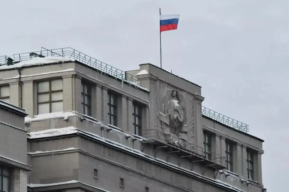Парламент во втором и третьем чтениях принял закон, ужесточающий требования к трудовым мигрантам и членам их семей: право на работу будет зависеть от подтверждённого дохода, вводятся новые правила для детей мигрантов и строгие критерии для аннулирования статусов РВП и ВНЖ.