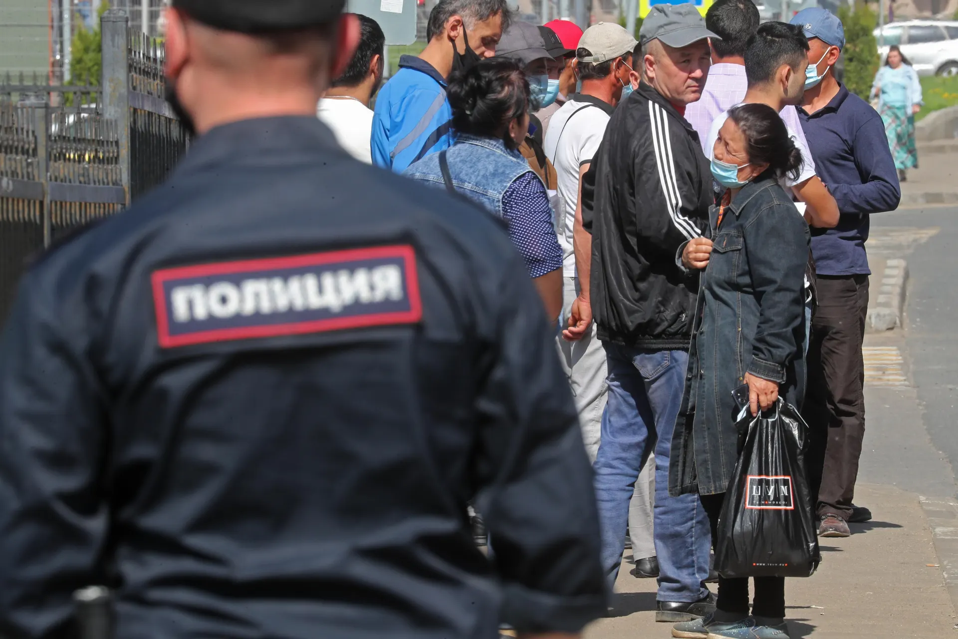 Правительство подготовило поправки ко второму чтению: в перечень правонарушений, при которых иностранцы подлежат обязательному выдворению, хотят добавить неповиновение пограничнику и дискриминацию.