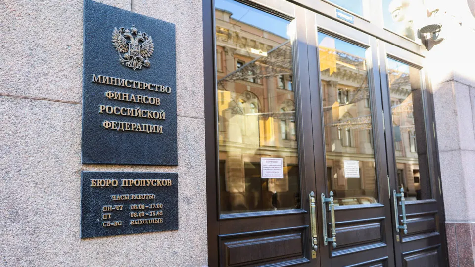 После 2022 года Россия все сильнее финансирует бюджет за счёт заимствований: госдолг растёт в триллионы рублей, обслуживание долга съедает значительную долю расходов и приближает бюджет к долговой спирали.
