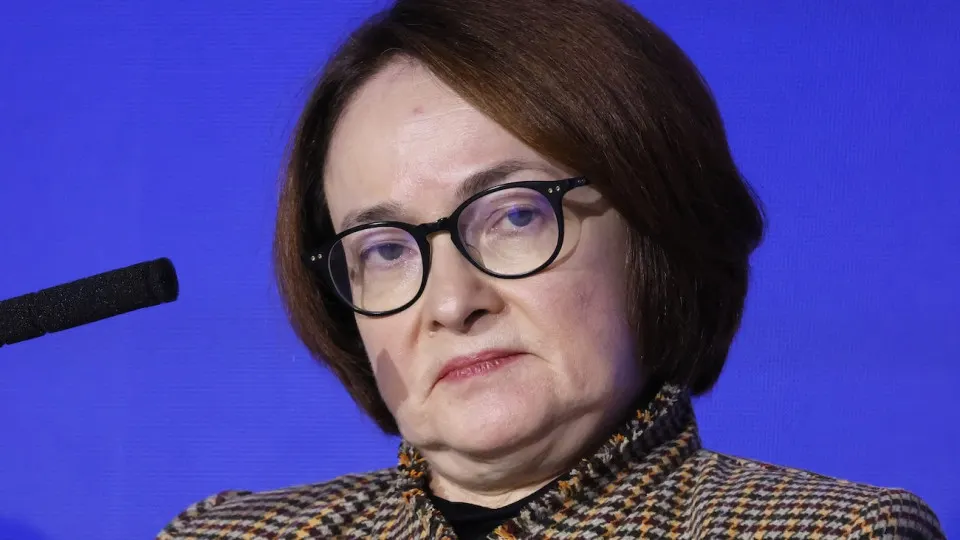 Банки на межбанковском рынке начали оценивать вероятный разворот монетарной политики — ставки и доходности растут на фоне ускорения инфляции из‑за дефицита топлива и дорожающего бензина.