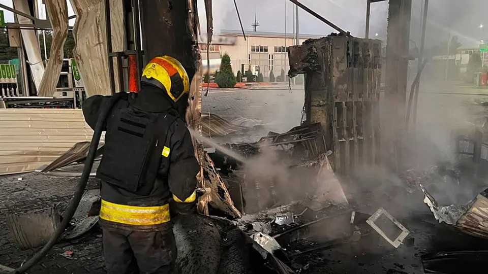 Ночные атаки беспилотников по Днепропетровской области повредили пять автозаправок, есть погибшие и раненые. Одновременно в России из‑за ударов по НПЗ резко сократилось производство топлива, во многих регионах введены лимиты и наблюдается резкий рост цен; власти экстренно наращивают импорт.