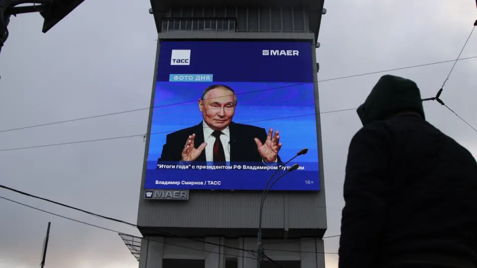 Опросы фиксируют снижение одобрения главы государства на 3,5 п. за неделю на фоне распространения дефицита бензина и роста экономического пессимизма среди населения.