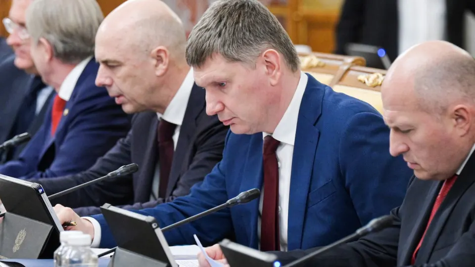 По оперативным данным Минэкономразвития ВВП за январь–май вырос всего на 0,2%. Промышленность и инвестиции демонстрируют слабую динамику, наблюдается значительное расслоение между Москвой и остальной частью страны. Нефтяной рынок и проблемы нефтепереработки усиливают риск сокращения экономики к концу года.