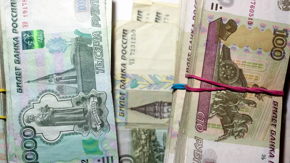 С 1 по 16 июля объем наличных в обращении вырос на 513 млрд ₽. Банки теряют около 250 млрд в неделю, растут просрочки по кредитам, а Центробанк увеличил поддержку через репо.