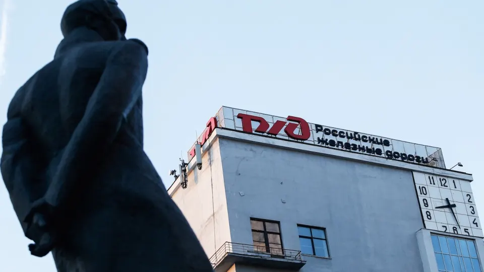 Правительство решило досрочно провести индексацию тарифов РЖД, запланированную на 2027 год. Изменения призваны поддержать компанию с почти 4 трлн рублей долга; одновременно РЖД сокращает инвестиции и штат.
