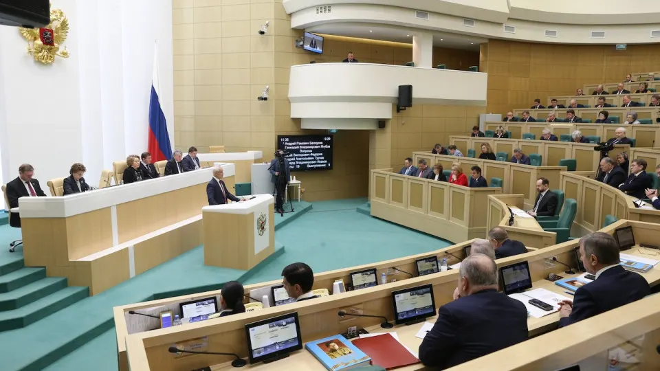 Закон вводит единый реестр лиц, уклоняющихся от исполнения наказания и находящихся за рубежом, и предусматривает широкий набор ограничений — от блокировок счетов и операций с недвижимостью до отказа в электронных госуслугах и консульной поддержке.