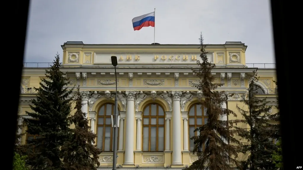 ЦБ расширил перечень криптоактивов для публичного обращения на рынках, введя лимиты для неквалифицированных инвесторов и требования к тестированию.