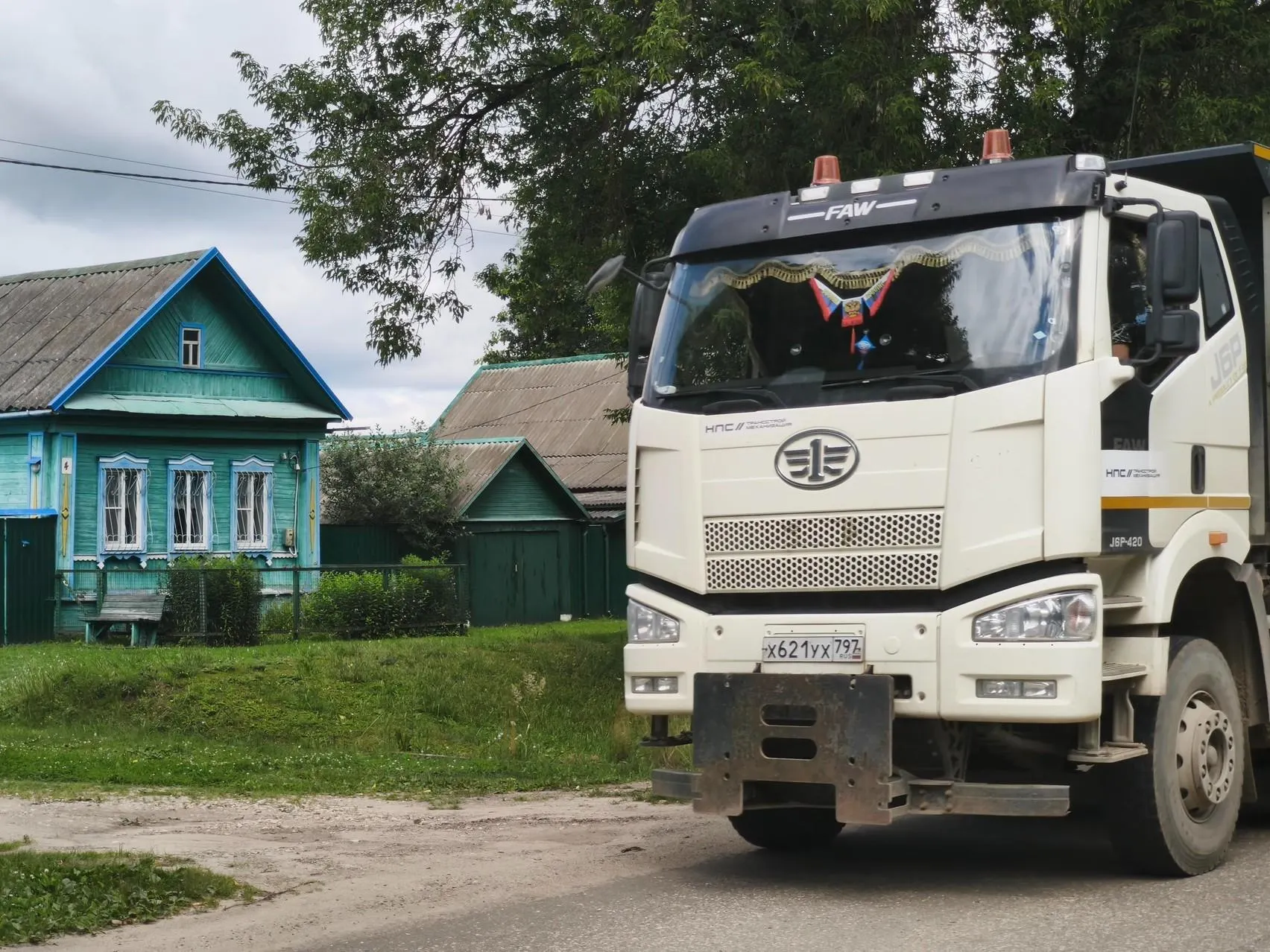 Жители деревень вдоль трассы сталкиваются с изъятием жилья и шумом от техники и поездов, пытаясь сохранить повседневную жизнь в рамках проекта.