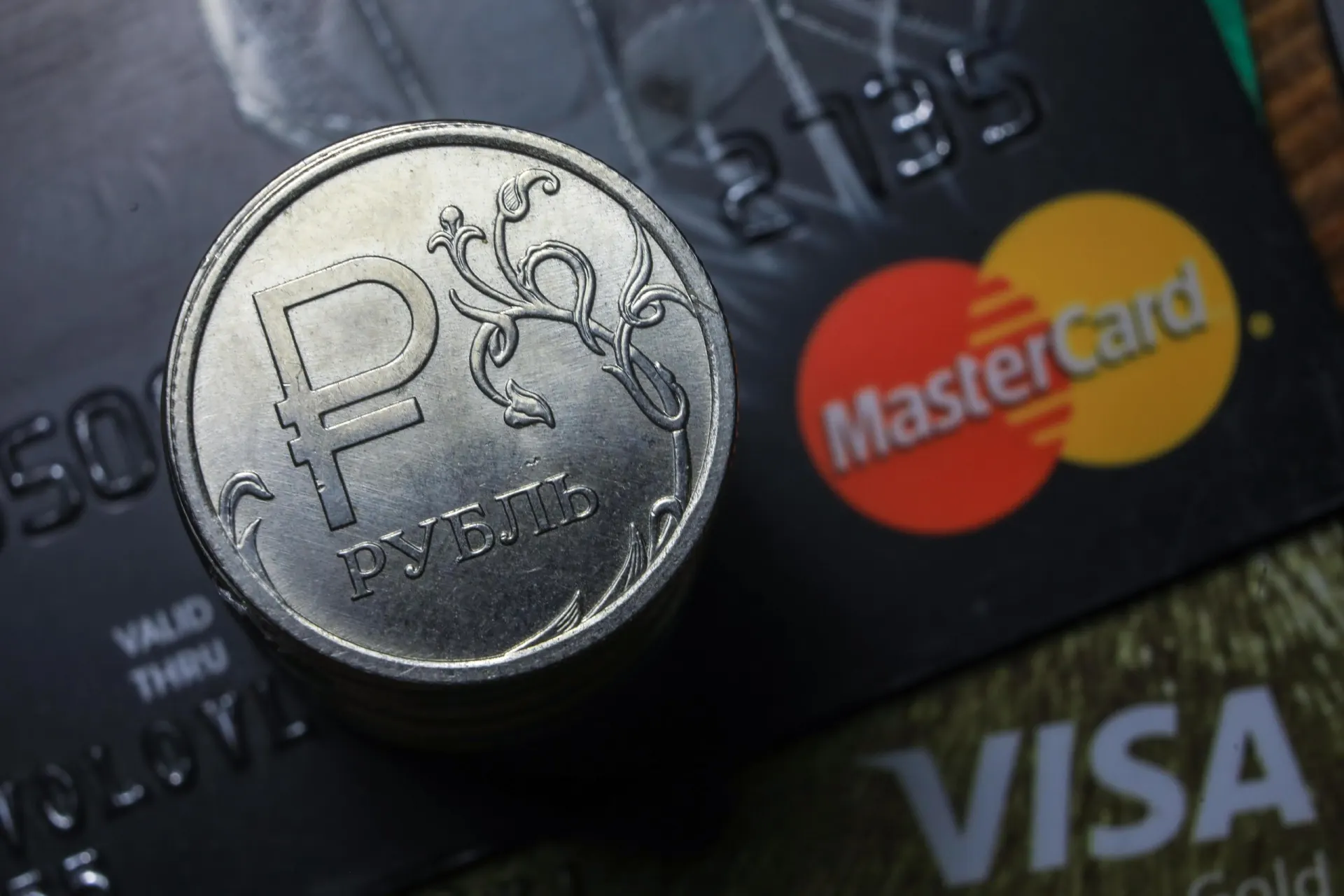 Пользователи сталкиваются с проблемами оплаты картами Visa и Mastercard, а также через систему быстрых платежей (СБП).