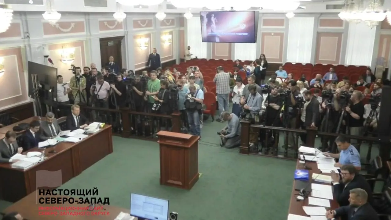 Иск против регистрации списка партии «Яблока» рассматривается на фоне претензий об авторских правах, агитации и признаках экстремизма; решение суда может повлиять на электоральный процесс.