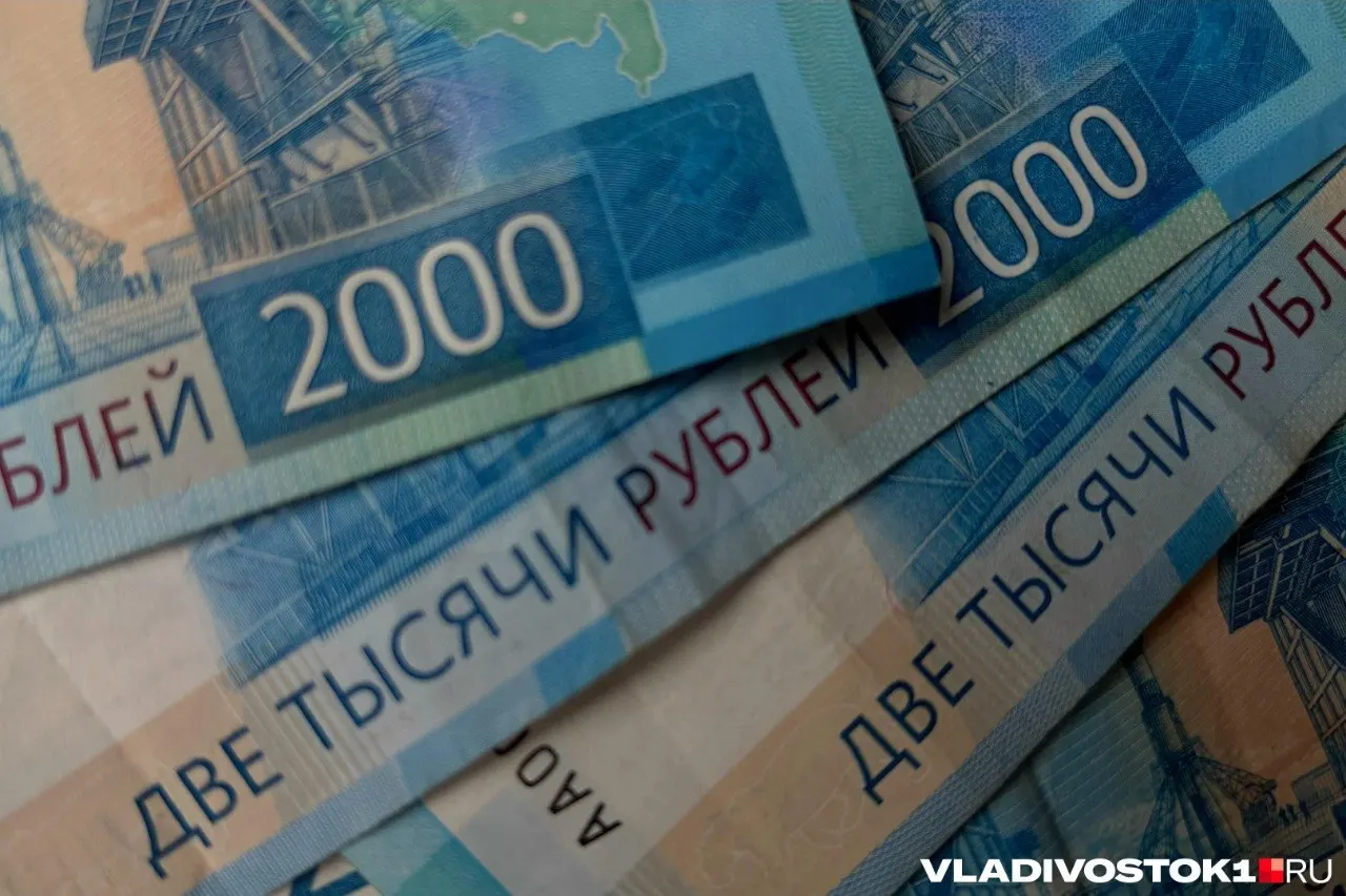 Средняя зарплата достигла 92,2 тыс. рублей; заметно рост в сферах стратегии, инвестиций и консалтинга, строительства и недвижимости, а также в рабочих должностях.
