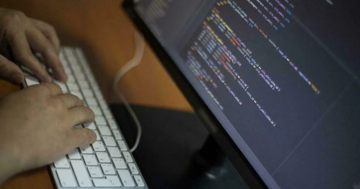 Мошенники требуют регистрацию на фальшивой платформе и ввод личных данных через Госуслуги, чтобы похитить информацию у педагогов.