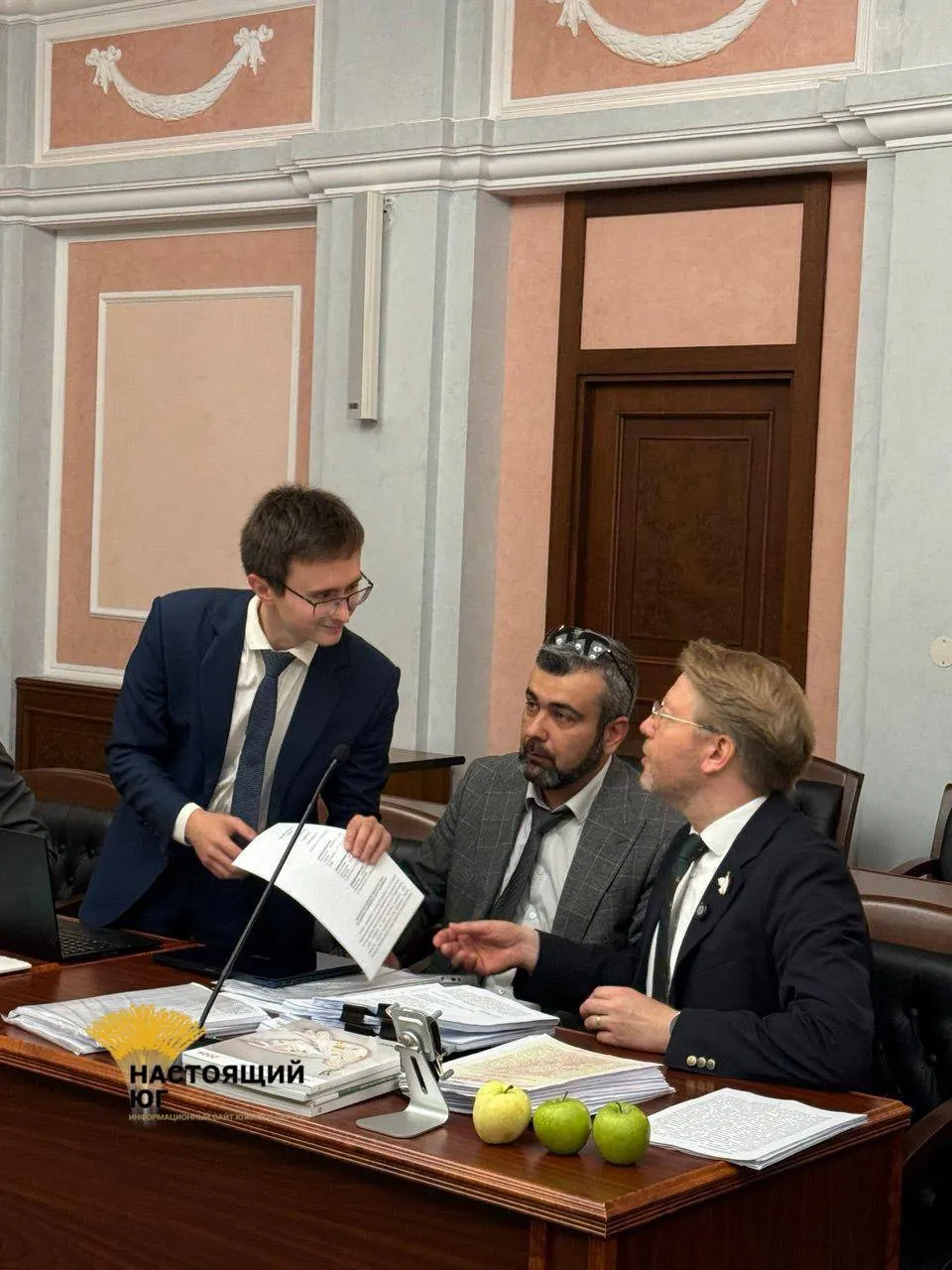 На заседании Верховного суда представитель ЦИК заявил, что партия «Яблоко» нарушила закон о предвыборной агитации и авторских правах. Он также сообщил о споре вокруг цитаты «Пусть всегда будет солнце», произнесенной Григорием Явлинским, и о возможных нарушениях при подготовке агитационных материалов. ЦИК утвердил текст бюллетеня, но решение может быть изменено после суда.
