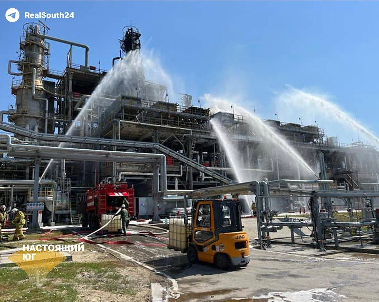 Август стал тяжелым месяцем для нефтепереработки: зафиксировано 21 атака на НПЗ, шесть крупных заводов остановлены; переработка снизилась до 3,8 млн баррелей в сутки, бензин дорожает, регионы сталкиваются с перебоями.
