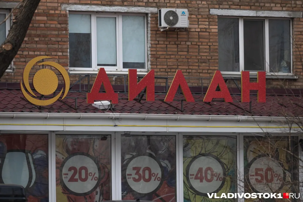 Во Владивостоке в День государственного флага запретят продажу алкоголя в центре города в период праздника на набережной Спортивной гавани; пройдут выставки, мастер‑классы и интерактивы.