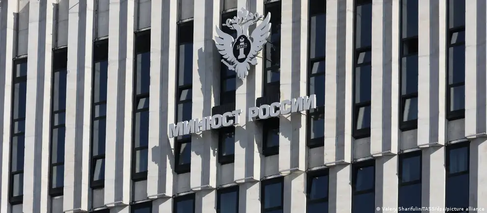 Расширение списка коснулось иностранного фонда защиты прав человека и ряда международных организаций; также перечислены антивоенные инициативы и исследовательские центры.