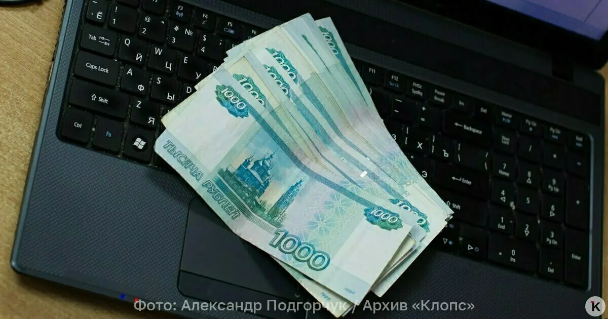 Обсуждают возможность внедрения пластиковых банкнот в России и преимущества таких банкнот — долговечность и защита от подделок.