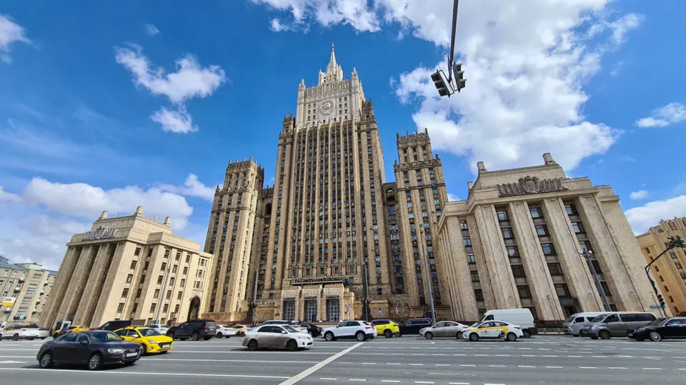 Москва заявляет, что любые призывы к прекращению боевых действий допустимы лишь после устранения первопричин кризиса на Украине, дипломатические усилия сохранятся.