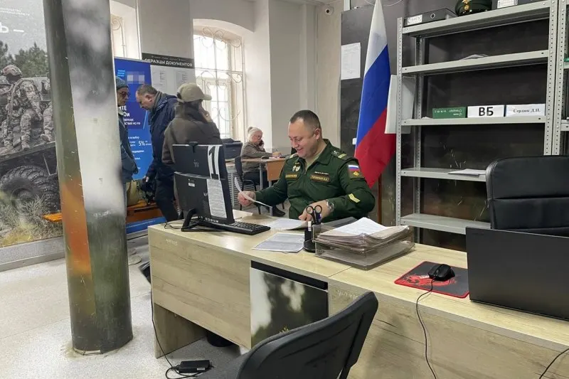 Официальные лица опровергли слухи о мобилизации; за первые шесть месяцев 2026 года заключено около 200 тысяч контрактов с Минобороны. Эксперты считают, что подобные вбросы — попытка психологического давления на население.