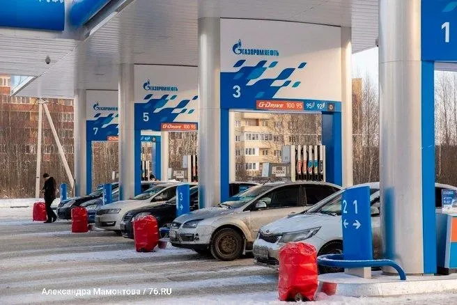 Лимиты сняты в Москве, Московской области и ещё в девяти регионах; клиенты смогут заправлять любой объём топлива с оплатой после заправки.
