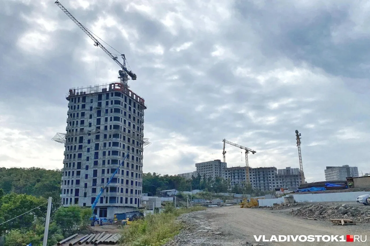 Трое участников долевого строительства ЖК «Сабанеева 125» во Владивостоке подали в суд из‑за сдвига сроков: двое уже взыскали по 635,25 тыс. рублей, третий подал аналогичный иск.