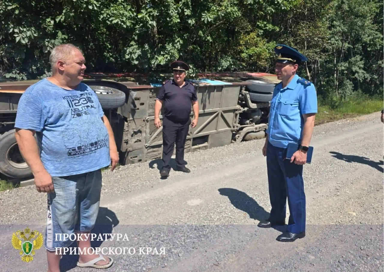 Автобус с 26 детьми и 9 взрослыми перевернулся во время затяжного поворота. Пострадало несколько человек, организована медицинская помощь.