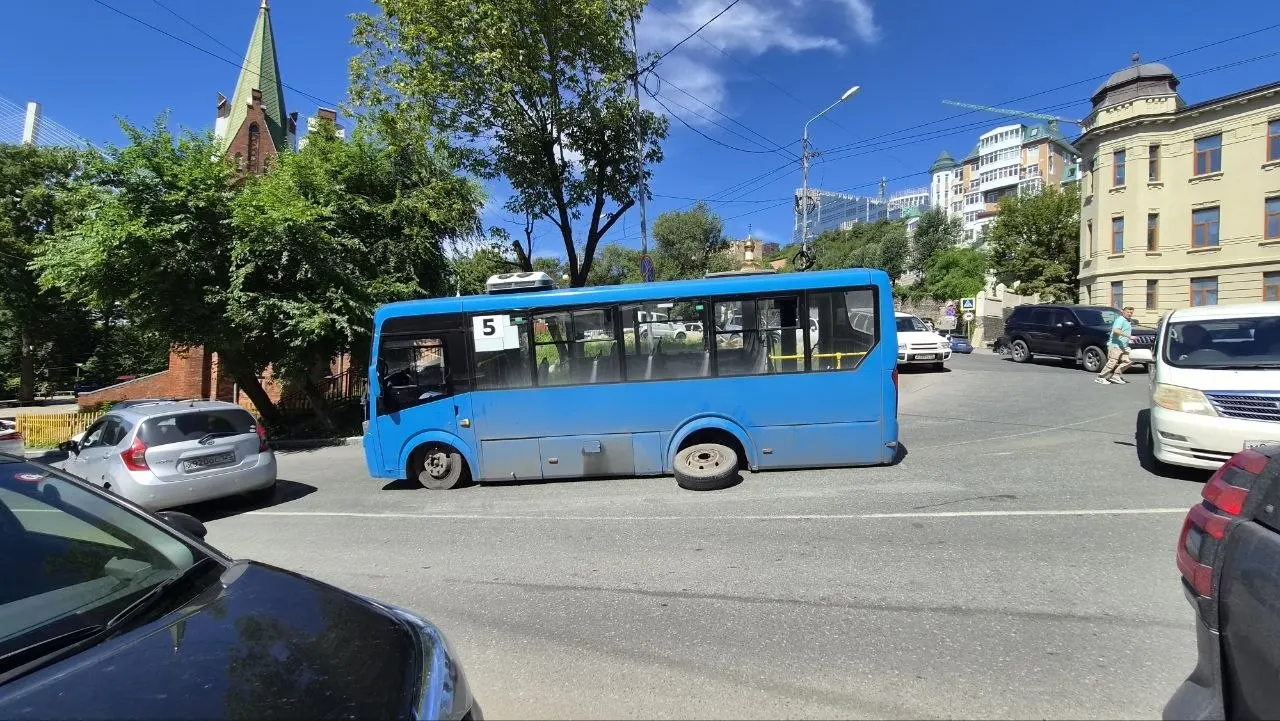 Автобус №5 во Владивостоке потерял заднее колесо на спуске возле остановки ДВГТУ; пострадавших нет.