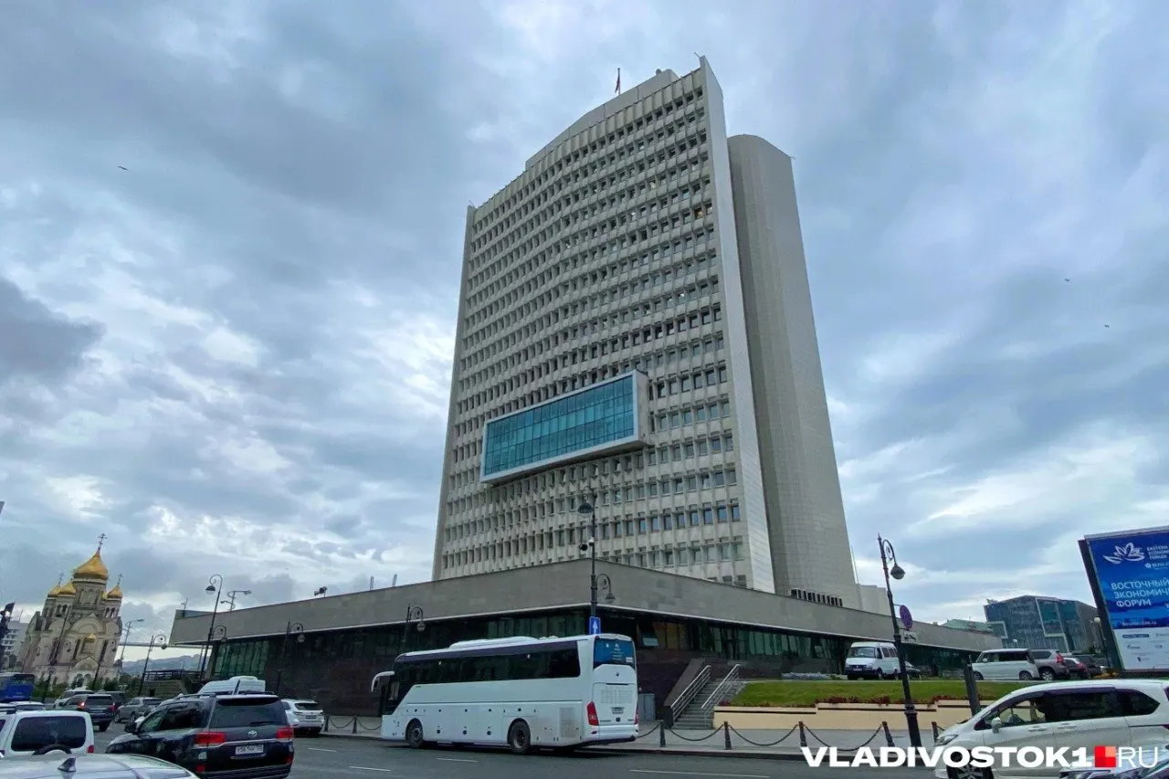 Сбербанк победил в трёх лотах по кредитам для краевого бюджета: общий лимит до 10 млрд рублей; по самой крупной закупке лимит — 5 млрд, стоимость лота 1,89 млрд, предложенная сумма — 1,88 млрд.