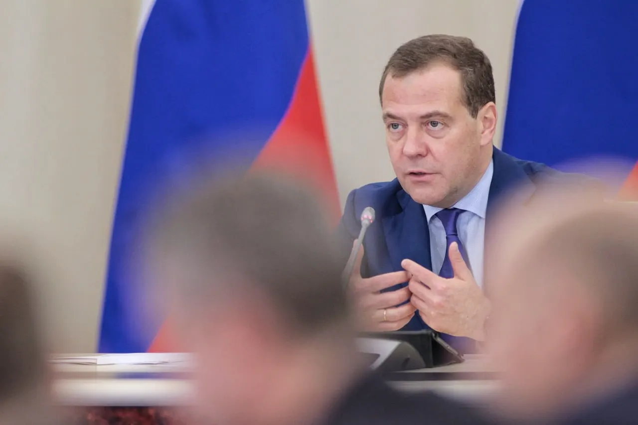 Медведев заявил, что противостояние с Западом сохранится после завершения СВО; он подчеркнул, что проблемы воспитания общества существуют и в России, и за её пределами.