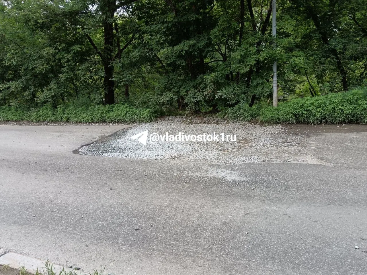Глубокое углубление на улице Бородинская, 16а заставляет водителей объезжать по встречной полосе, что усиливает заторы в часы пик и делает участок опасным.